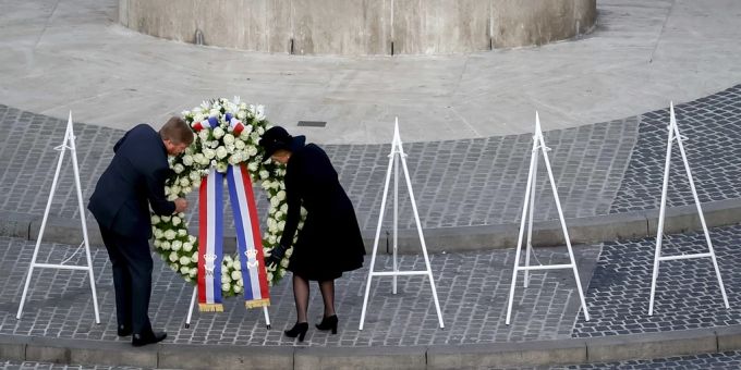 Vor dem Monument für die Kriegsopfer legten König Willem-Alexander und seine Frau Máxima einen Kranz nieder. Amsterdam