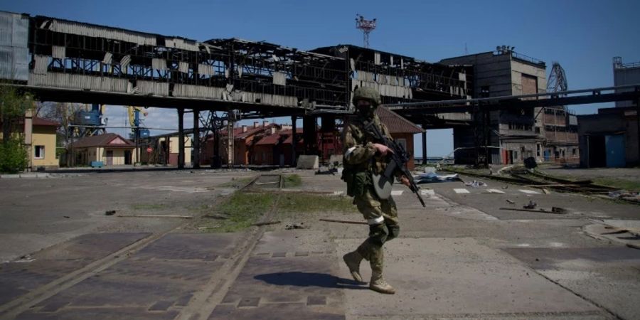 Ein russischer Soldat im Hafen von Mariupol.