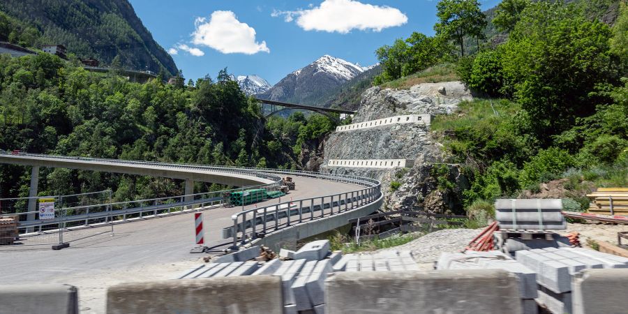 Die Brücke Chinegga an der neuen Umfahrungsstrasse von Stalden.