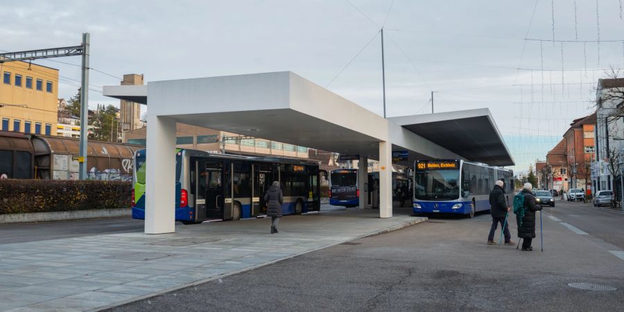 Der Bahnhofplatz und der Bushof Meilen.
