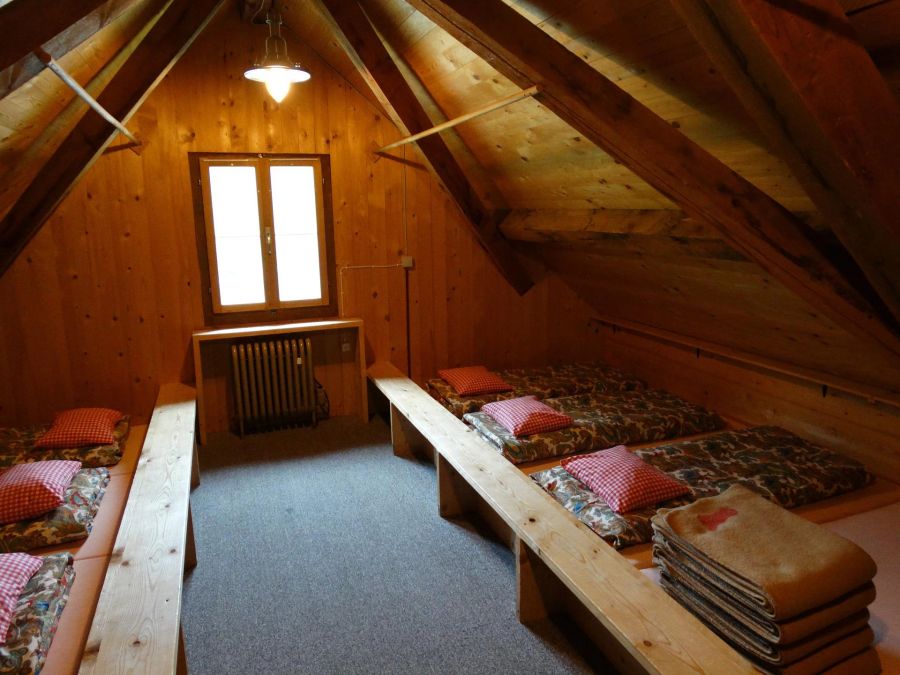 Matratzen Berghütte Wolldecken Kissen Holz