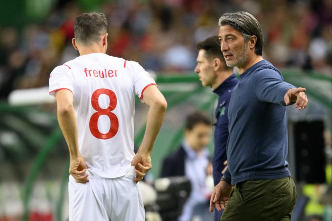 Murat Yakin gibt Remo Freuler während der Partie gegen Portugal Anweisungen. Murat Yakin