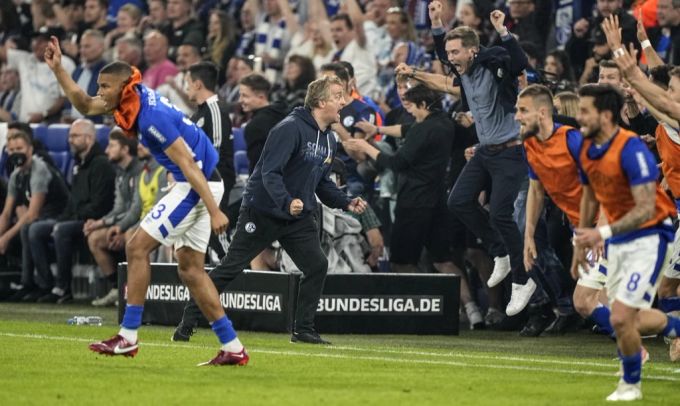 Mike Büskens trainierte S04 zuletzt interimistisch. Mike Büskens