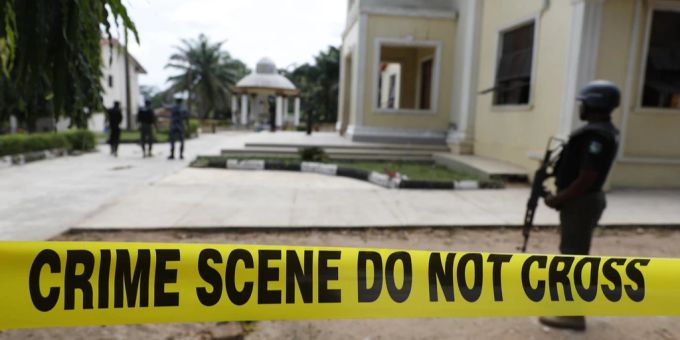 Polizisten ausserhalb der St. Francis Kirche am Tag nach der Attacke in Nigeria. nigeria