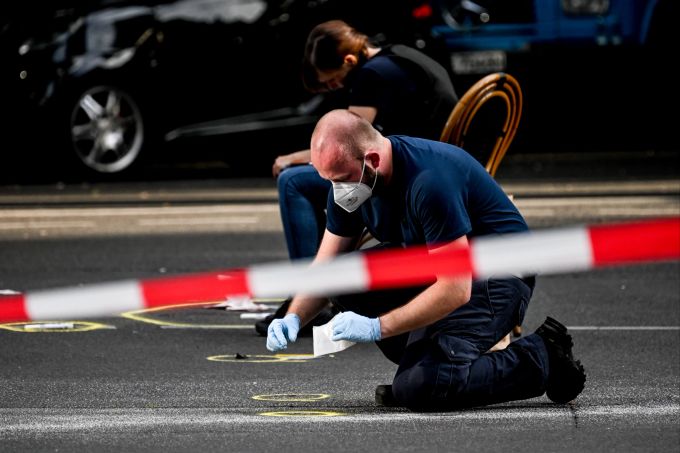 Ein Polizist sichert Beweise in Berlin nach der Amokfahrt eines 29-Jährigen. Er tötete eine Lehrerin und verletzte viele Schüler, als er am Dienstagvormittag in eine Menschengruppe fuhr. berlin