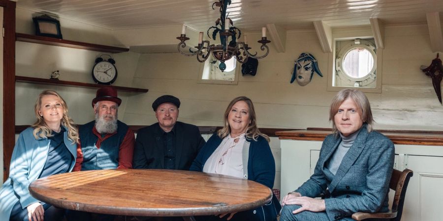 Unter Deck: Patricia (l-r), Paul, Joey, Kathy und John Kelly in ihrem alten Hausboot.