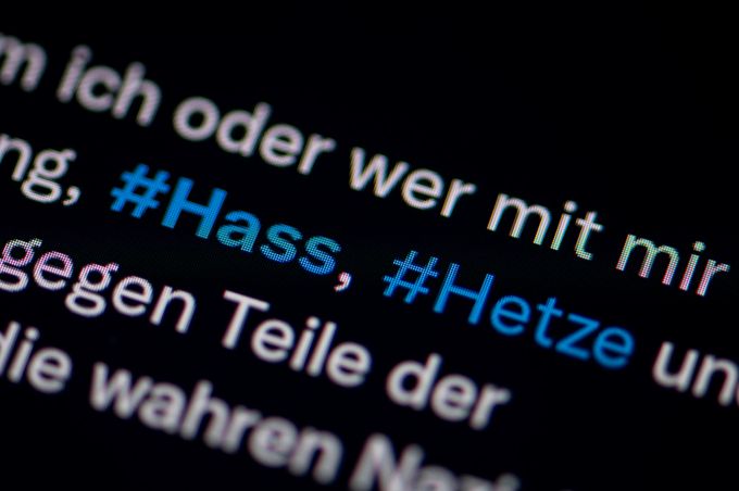Auf dem Bildschirm eines Smartphones sieht man die Hashtags (#) Hass und Hetze in einem Twitter-Post. Mit Elon Musk an der Spitze dürfte es wieder vermehrt zu solchen Aussagen und vor allem Falschnachrichten kommen. Twitter