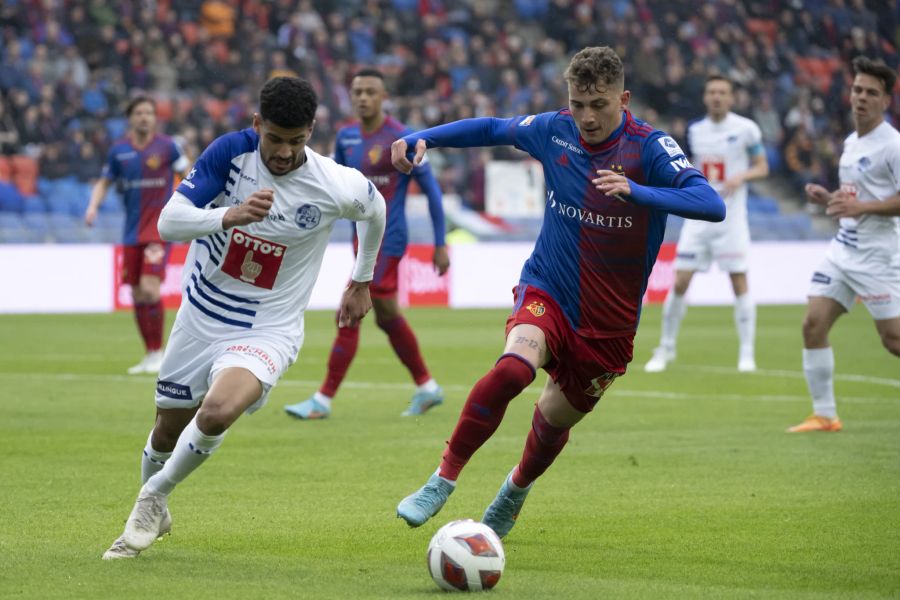 Luzerns Mohamed Dräger im Kampf um den Ball gegen FCB-Angreifer Sebastiano Esposito (r.).