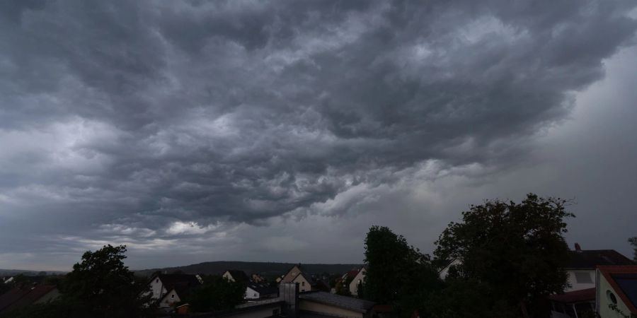 Der Deutsche Wetterdienst (DWD) erwartet für Teile von Bayern am Freitag Temperaturen von bis zu 32 Grad am Tag und starke Gewitter in den Abendstunden.