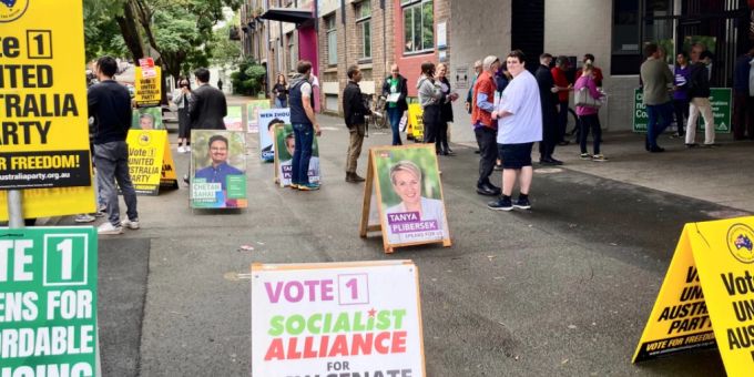 Wähler stehen Schlange vor einem Wahllokal an der International Grammar School in der Kelly Street in Sydney, Australien. Foto: Carola Frentzen/dpa Wähler stehen Schlange vor einem Wahllokal an der International Grammar School in der Kelly Street in Sydney, Australien. Foto: Carola Frentzen/dpa