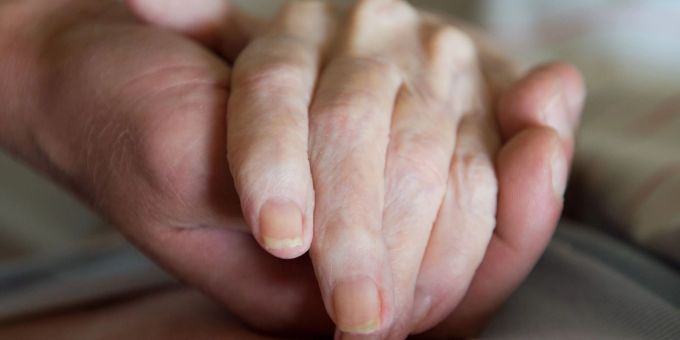 Ein Altenpfleger hält in einem Pflegeheim die Hand einer Frau. Der Bundestag hat sich mit konkreten Vorschlägen zur Regelung der Sterbehilfe in Deutschland befasst. Ein Altenpfleger hält in einem Pflegeheim die Hand einer Frau. Der Bundestag hat sich mit konkreten Vorschlägen zur Regelung der Sterbehilfe in Deutschland befasst.