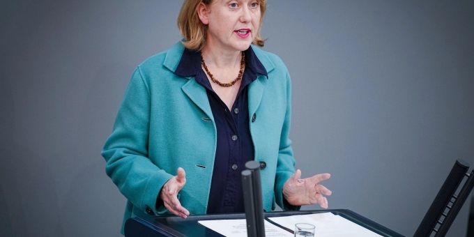 Bundesfamilienministerin Lisa Paus (Grüne) bei einer Rede im Bundestag. Bundesfamilienministerin Lisa Paus (Grüne) bei einer Rede im Bundestag.