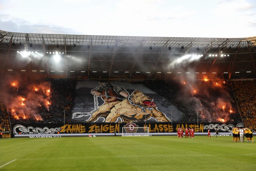 Dynamo-Fans begrüssten ihre Spieler mit einer Choreo und Feuerwerk zum Relegations-Rückspiel.