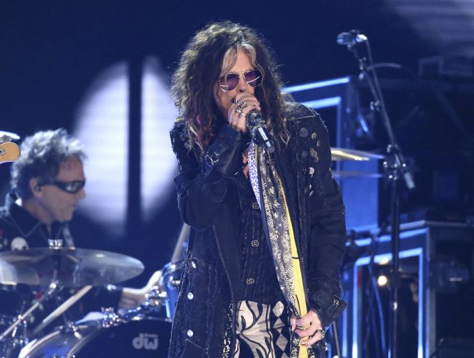 Steven Tyler von Aerosmith gab sich aufgrund eines Suchtrückfalls in Behandlung. Aerosmith