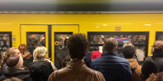 Menschen stehen vor einem völlig überfüllten Zug in Berlin. Deutschland Zug überfüllt