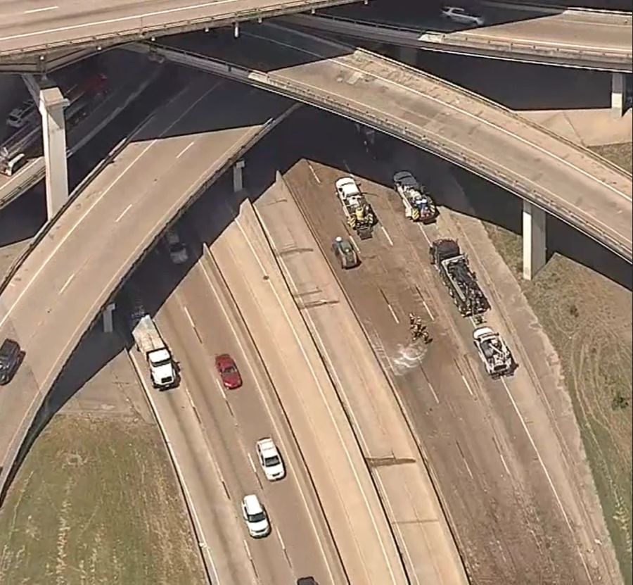 Der Truck prallte gegen eine Brücke in der Nähe der Kreuzung Interstate 45/U.S. 75.