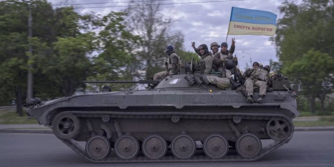 Soldaten im Ukraine-Krieg auf einem Panzer. Ukraine-Krieg