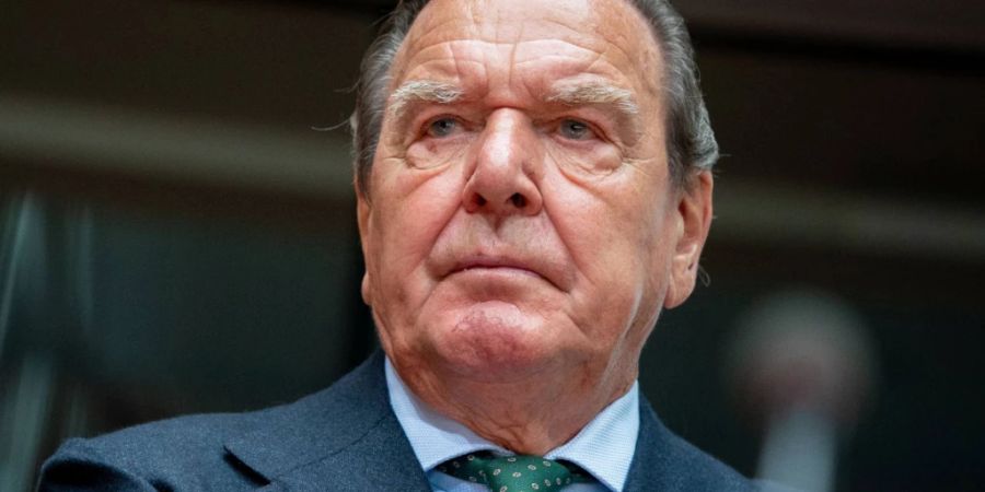 ARCHIV - Gerhard Schröder war von 1998 bis 2005 deutscher Bundeskanzler. Danach übernahm er Aufgaben unter anderem für die Pipeline-Gesellschaft Nord Stream, die russische Gazprom und den Energiekonzern Rosneft. Foto: Kay Nietfeld/dpa