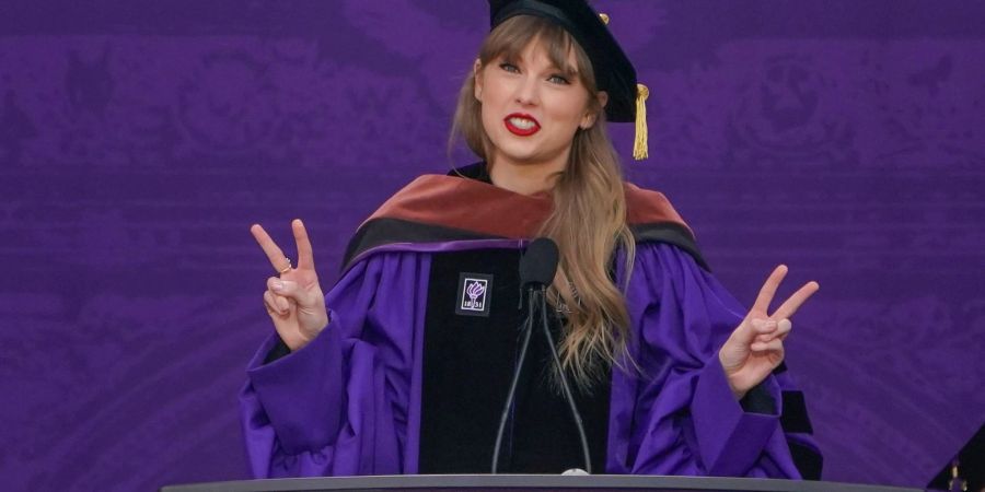 Taylor Swift spricht während einer Abschlussfeier der New York University im Yankee Stadium.