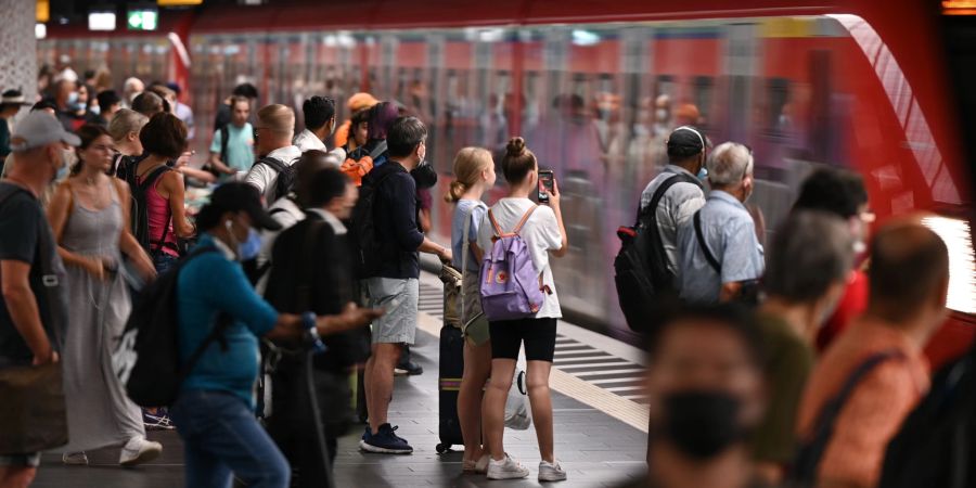 Eine deutliche Mehrheit der Bevölkerung will einer neuen Umfrage zufolge auch nach dem Ende des 9-Euro-Tickets ein dauerhaft günstiges Angebot im öffentlichen Nahverkehr.