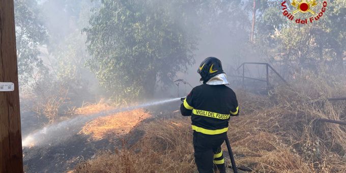 Ein Feuerwehrmann löscht einen Waldbrand auf Sizilien. Ein Feuerwehrmann löscht einen Waldbrand auf Sizilien.