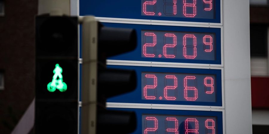 Für drei Monate soll ab morgen ein Tankrabatt gelten. Die Preise sind vorher kräftig gestiegen.
