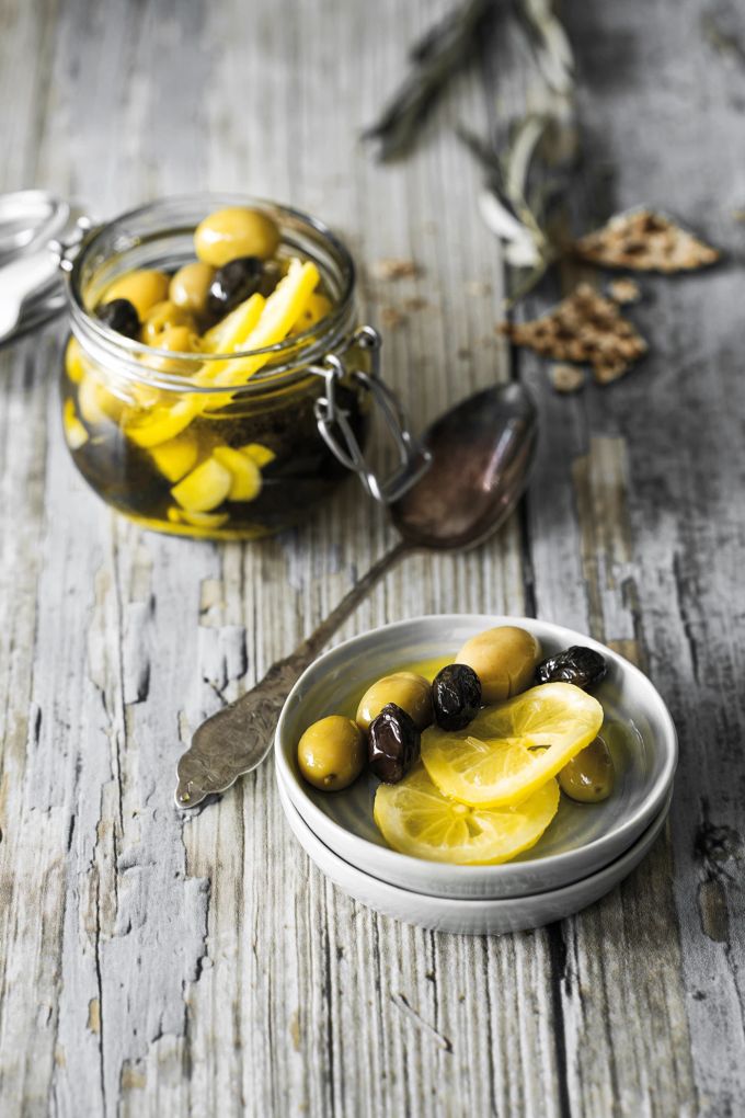 Mit Zitronenzesten lässt sich Olivenöl aromatisieren. Oliven Öl Zitrone Löffel Schälchen