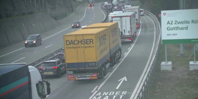 Blech-Lawine - Schon zehn Kilometer Stau vor dem Gotthard