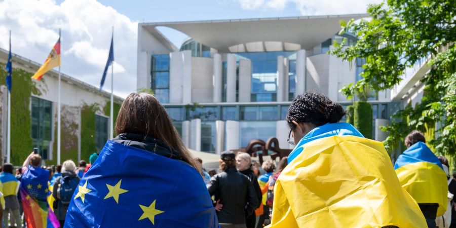 Nach Ansicht von Kanzler Scholz soll die Ukraine den EU-Kandidatenstatus erhalten.