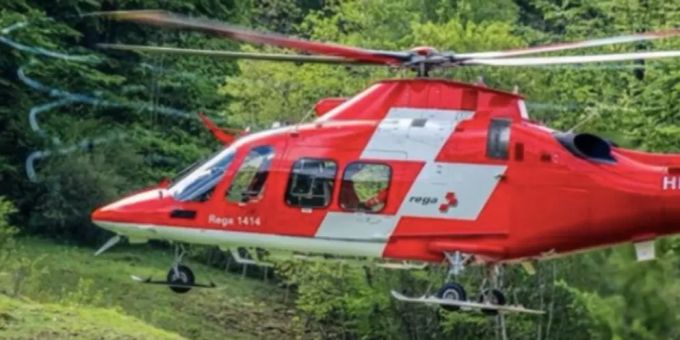 Mann von Auto überrollt und schwer verletzt.