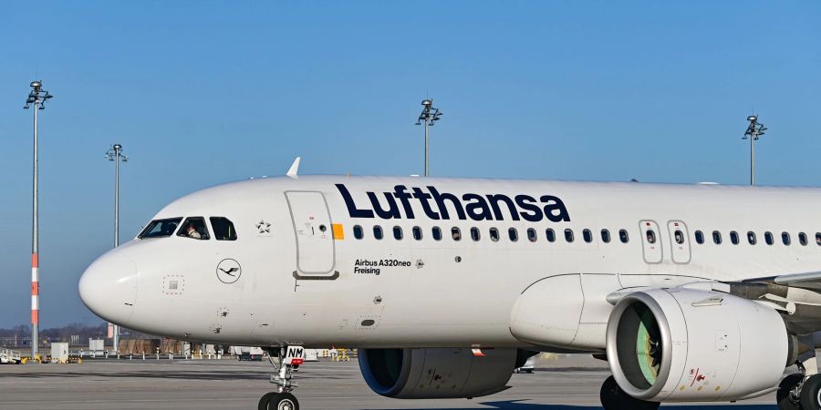 Ein Passagierflugzeug der Lufthansa auf Hauptstadtflughafen Berlin-Brandenburg (BER).