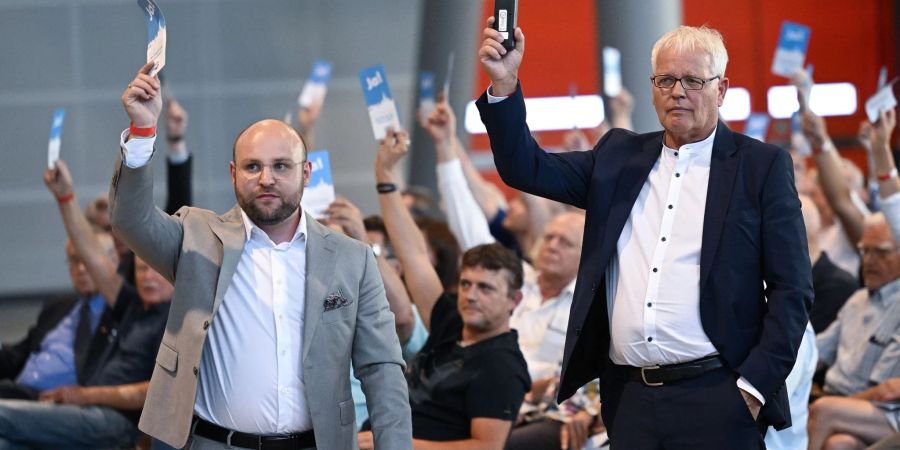 Die AfD Politiker Markus Frohnmaier (l) und Emil Sänze wurden zur neuen Doppelspitze in Baden-Württemberg gewählt.