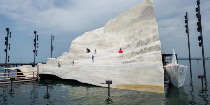 Die Seebühne bei einer Probe für die Oper «Madame Butterfly». Das Bühnenbild von Michael Levine besteht aus einem 300 Tonnen schweren «Stück Papier». Die Seebühne bei einer Probe für die Oper «Madame Butterfly». Das Bühnenbild von Michael Levine besteht aus einem 300 Tonnen schweren «Stück Papier».