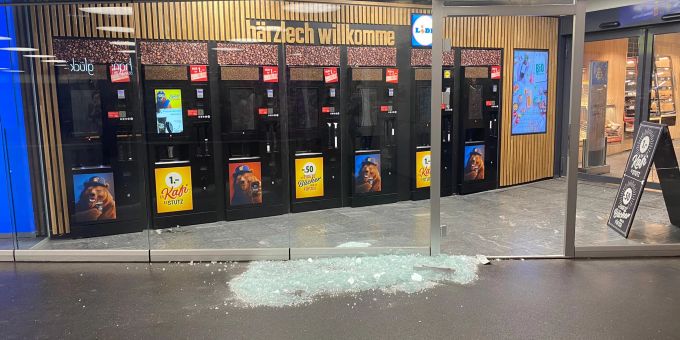 Die zertrümmerte Glastür bei der Lidl-Filiale am Bahnhof Bern. Lidl