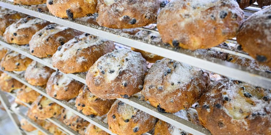 Die Dresdner Christstollen werden im Hochsommer gebacken.