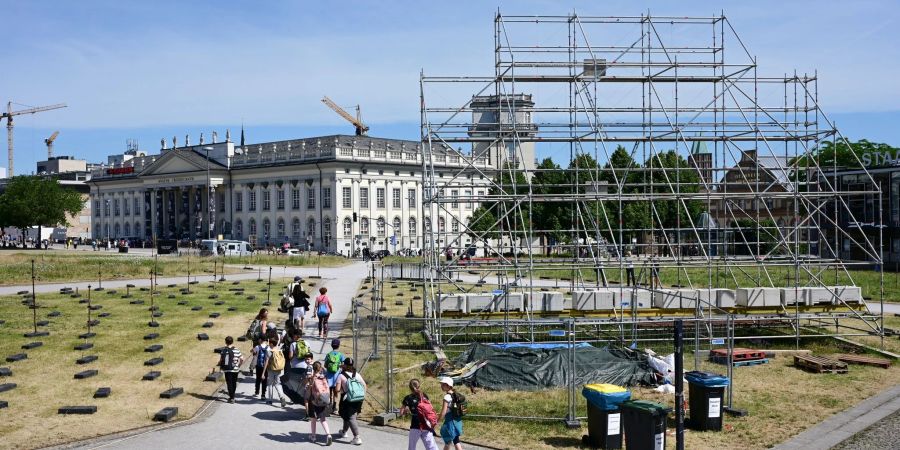 Am Tag nach dem Abhängen des umstrittenen Grossbanners «People's Justice» des indonesischen Künstlerkollektivs Taring Padi, bleiben auf dem Friedrichsplatz das leere Gerüst sowie die Ständer für die ebenfalls entfernten Pappfiguren zurück. Das Grossbanner wurde nach öffentlicher Kritik wegen antisemitischer Bildsprache entfernt.