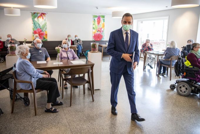 Der Aargauer Regierungsrat Jean-Pierre Gallati, rechts, besucht das Seniorenzentrum Wasserflue in Küttigen, wo die letzten Senioren in den Pflegeheimen des Kantons Aargau mit dem Impfstoff gegen Corona geimpft werden, am 18. März 2021. Jean-Pierre Gallati Impfung Coronavirus