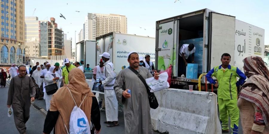 Wasser wird in Mekka an Pilger verteilt