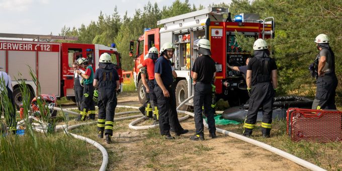 Einsatzkräfte der Feuerwehr sind bei einem Waldbrand in Hainburg im Einsatz. Einsatzkräfte der Feuerwehr sind bei einem Waldbrand in Hainburg im Einsatz.