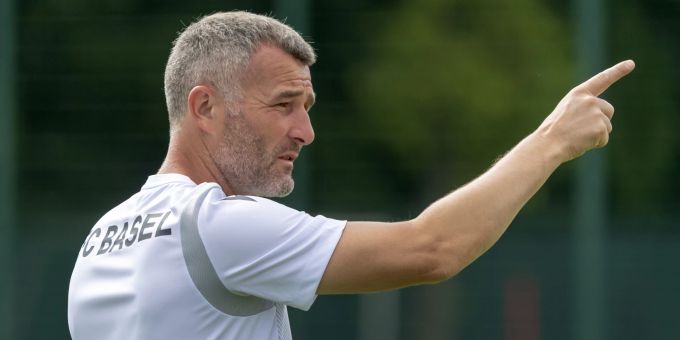 Alex Frei bezwingt bei seinem ersten Auftritt an der Seitenlinie des FC Basel Xamax. FC Basel