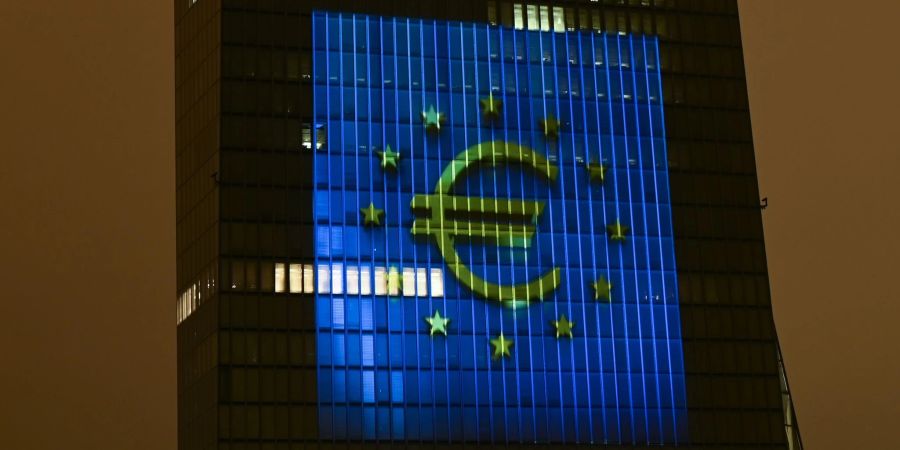 Die Europäische Zentralbank sagt der hohen Inflation im Euroraum den Kampf an - mit einer Anhebung des Leitzinses.