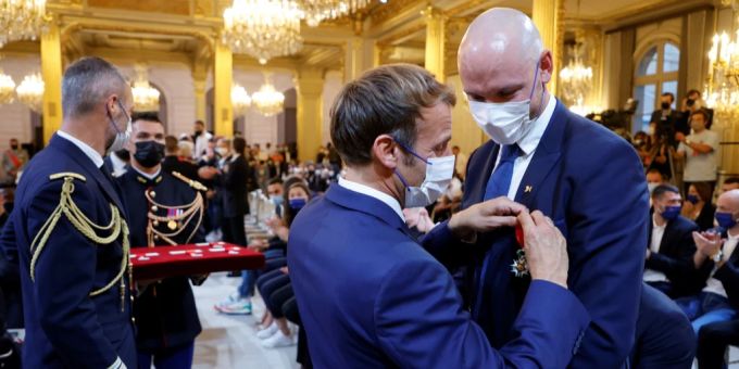 Der französische Ruderer Matthieu Androdias (r) wird nach seinem Erfolg an den Olympischen Spielen in Tokyo von Emmanuel Macron ausgezeichnet. matthieu androdias