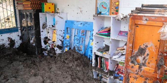 Das Schulzimmer wurde beim Erdrutsch in Kolumbien stark beschädigt. Kolumbien