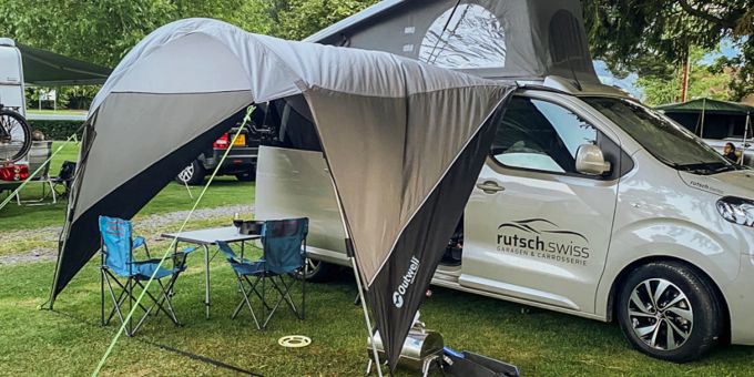 Wohnwagen-Romantik trifft Hightech: Der Camper ist nicht nur modular und geräumig, sondern verfügt über hilfreiche Technik wie 3D-Navi, Assistenzsysteme sowie Sitz- und Standheizung. Camper