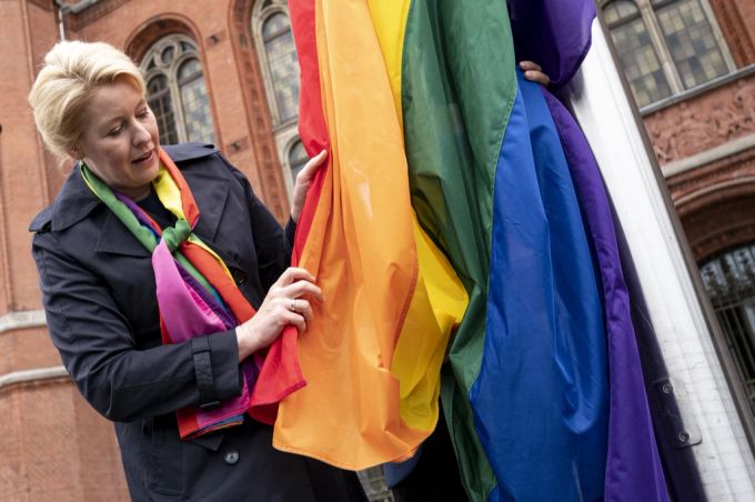Franziska Giffey (SPD), Regierende Bürgermeisterin von Berlin, hisst vor dem Roten Rathaus anlässlich der Pride Weeks vor dem Christopher-Street-Day die Regenbogenflagge. Foto: Fabian Sommer/dpa Franziska Giffey (SPD)