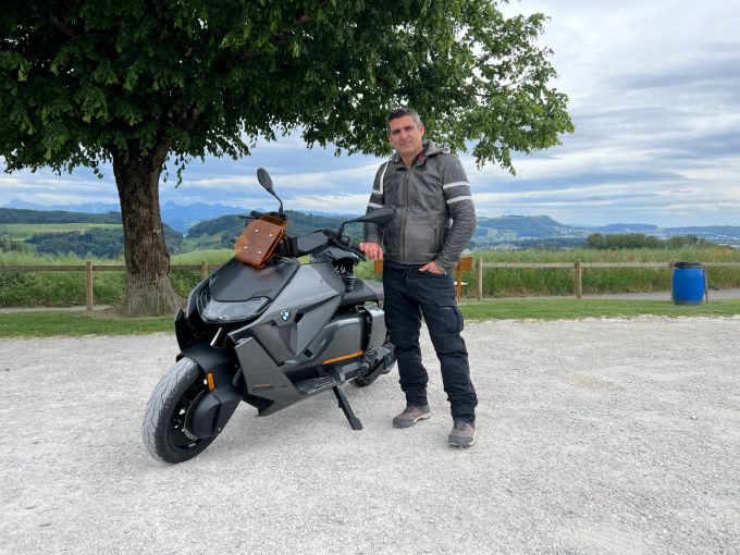 Daniel Carrozza von Moto.ch hat den BMW CE 04 für GO! getestet. Test BME CE04