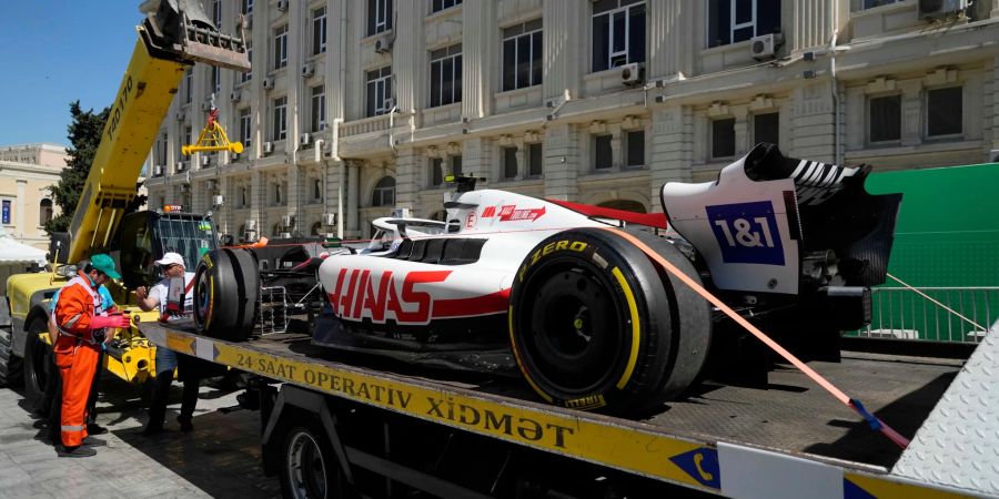 Der Rennwagen von Mick Schumacher vom Team Haas wird von einem Lastwagen abtransportiert.