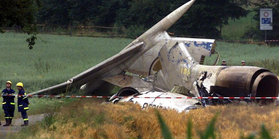 Das zerstörte Leitwerk der abgestürzten Tupolew-Maschine liegt bei Überlingen am Bodensee auf einem Feld (2002).