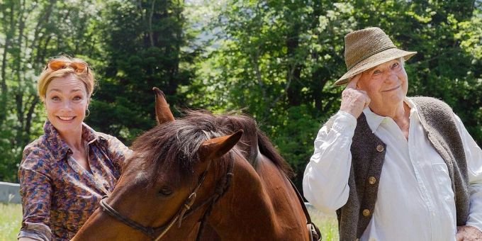 «Zimmer mit Stall: Über alle Berge»: Barthl (Friedrich von Thun) und Sophie (Aglaia Szyszkowitz) beherbergen das Pferd eines Fremden. zimmer mit stall