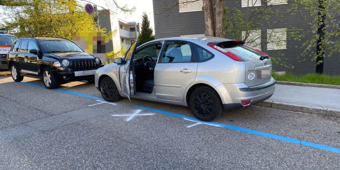 E-Bike-Fahrer prallt gegen Autotüre